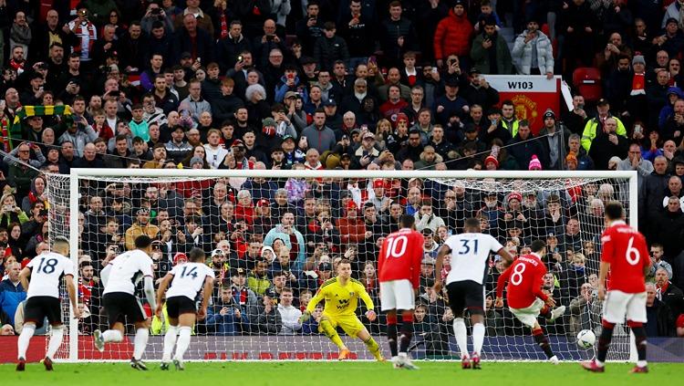 Bruno Fernandes mengeksekusi penalti di laga Manchester United vs Fulham (19/03/23). (Foto: REUTERS/Carl Recine)