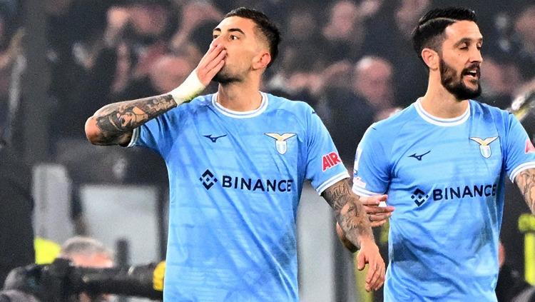 Mattia Zacagni (kiri) dan Luis Alberto merayakan gol di laga Lazio vs AS Roma (20/03/23). (Foto: REUTERS/Alberto Lingria)
