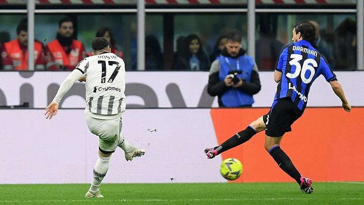 Filip Kostic (kiri) melepaskan tembakan berbuah gol di laga Inter Milan vs Juventus (20/03/23). (Foto: REUTERS/Daniele Mascolo)