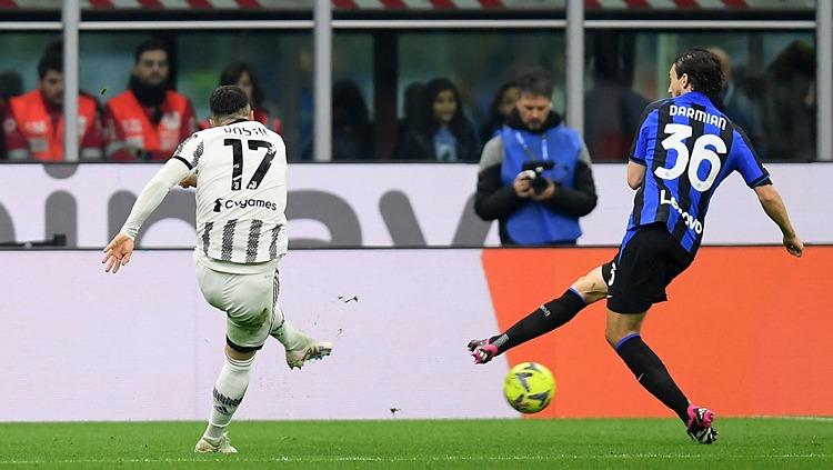 Filip Kostic (kiri) melepaskan tembakan berbuah gol di laga Inter Milan vs Juventus (20/03/23). (Foto: REUTERS/Daniele Mascolo) - INDOSPORT