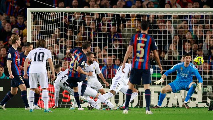 Eks pemain Barcelona, Sergio Aguero, menyenggol dan mengejek fans Real Madrid usai Franck Kessie mencetak gol kemenangan di El Clasico Liga Spanyol (LaLiga). Foto: REUTERS/Juan Medina.