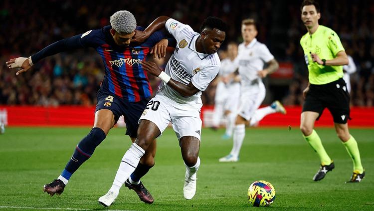 Bek andalan Barcelona, Ronald Araujo, angkat bicara mengenai perselisihannya dengan Vinicius Junior dalam duel terbaru Barcelona vs Real Madrid. (Foto: REUTERS/Juan Medina)