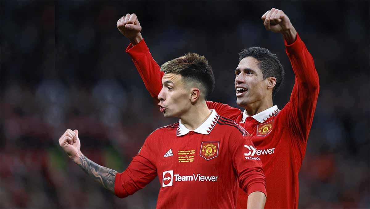 Dua bek Manchester United, Lisandro Martinez dan Raphael Varane. (Foto: REUTERS/Hannah Mckay/John Sibley) - INDOSPORT