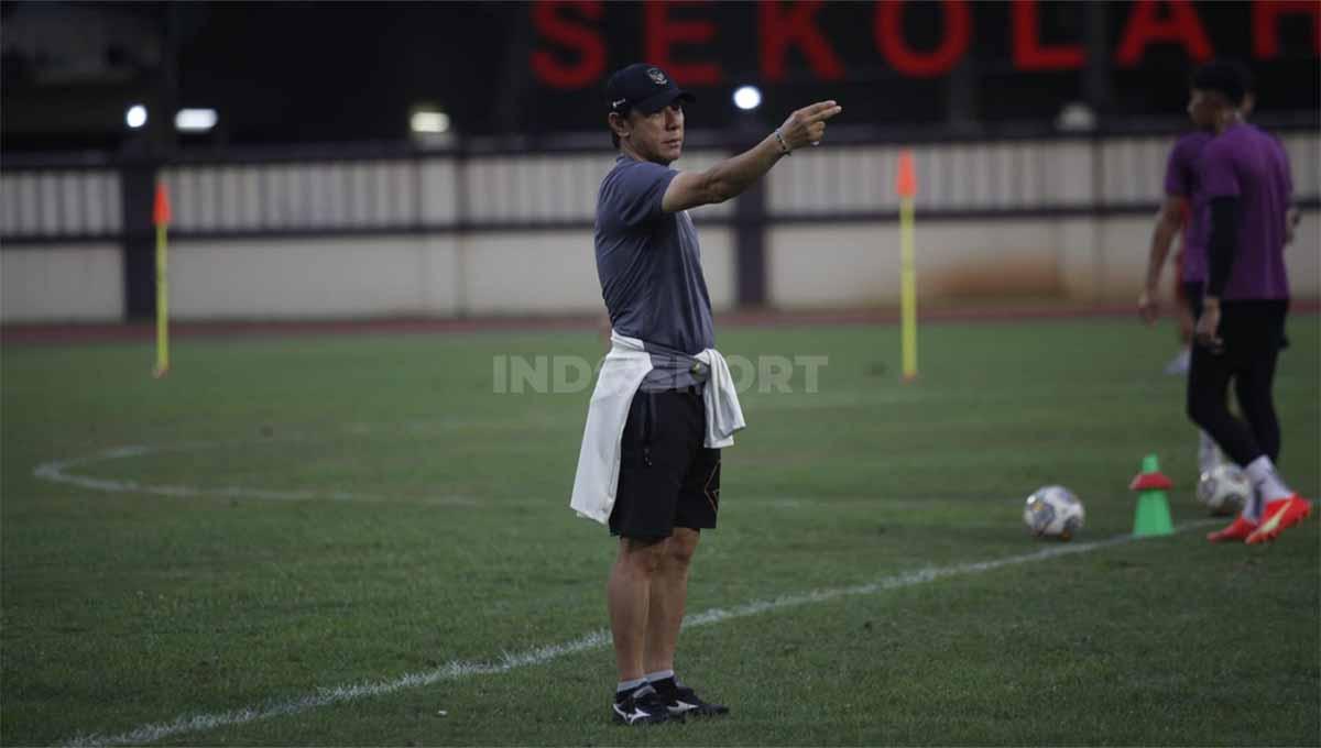 Momen lucu mengawali kembalinya Riko Simanjuntak ke Timnas Indonesia setelah ia sukses mengundang gelak tawa pelatihnya, Shin Tae-yong.