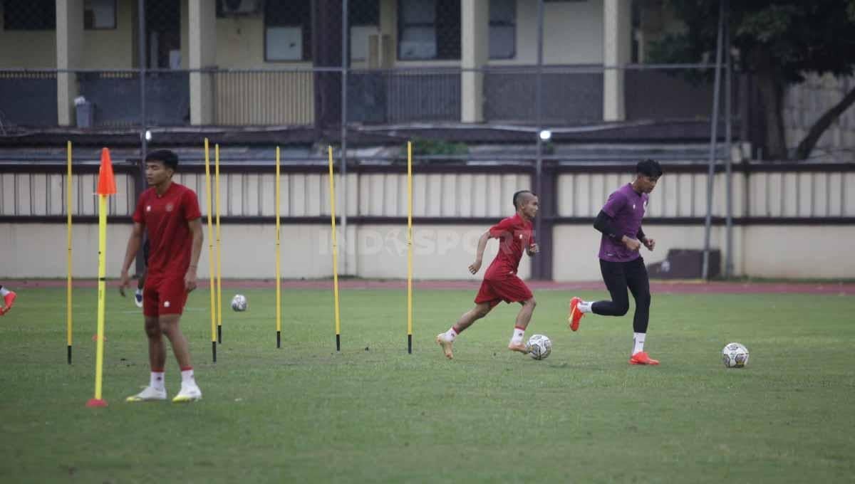 Latihan perdana Timnas Indonesia Senior sebagai persiapan laga FIFA Matchday melawan Burundi di Lapangan PTIK, Jakarta, Senin (20/03/23).
