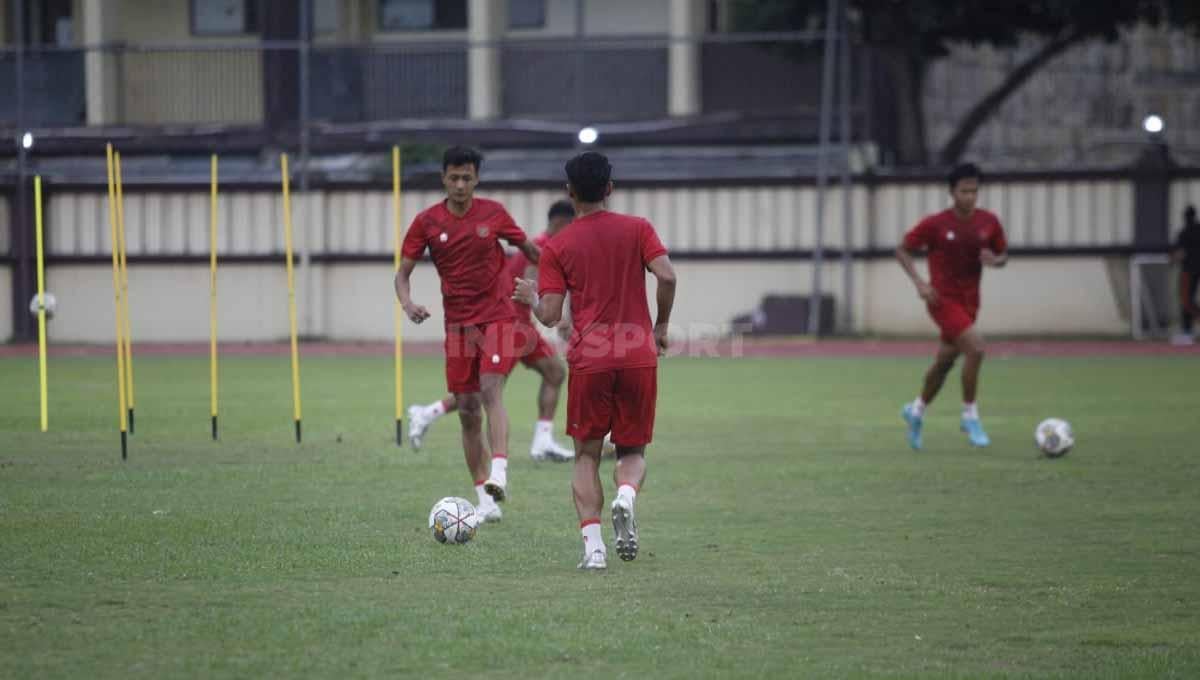 Latihan perdana Timnas Indonesia Senior sebagai persiapan laga FIFA Matchday melawan Burundi di Lapangan PTIK, Jakarta, Senin (20/03/23).