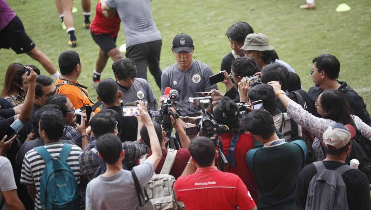 Latihan perdana Timnas Indonesia Senior yang dipimpin Shin Tae-yong sebagai persiapan laga FIFA Matchday melawan Burundi di Lapangan PTIK, Jakarta, Senin (20/03/23). - INDOSPORT