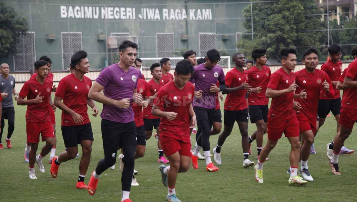 Latihan perdana Timnas Indonesia Senior sebagai persiapan laga FIFA Matchday melawan Burundi di Lapangan PTIK, Jakarta, Senin (20/03/23).