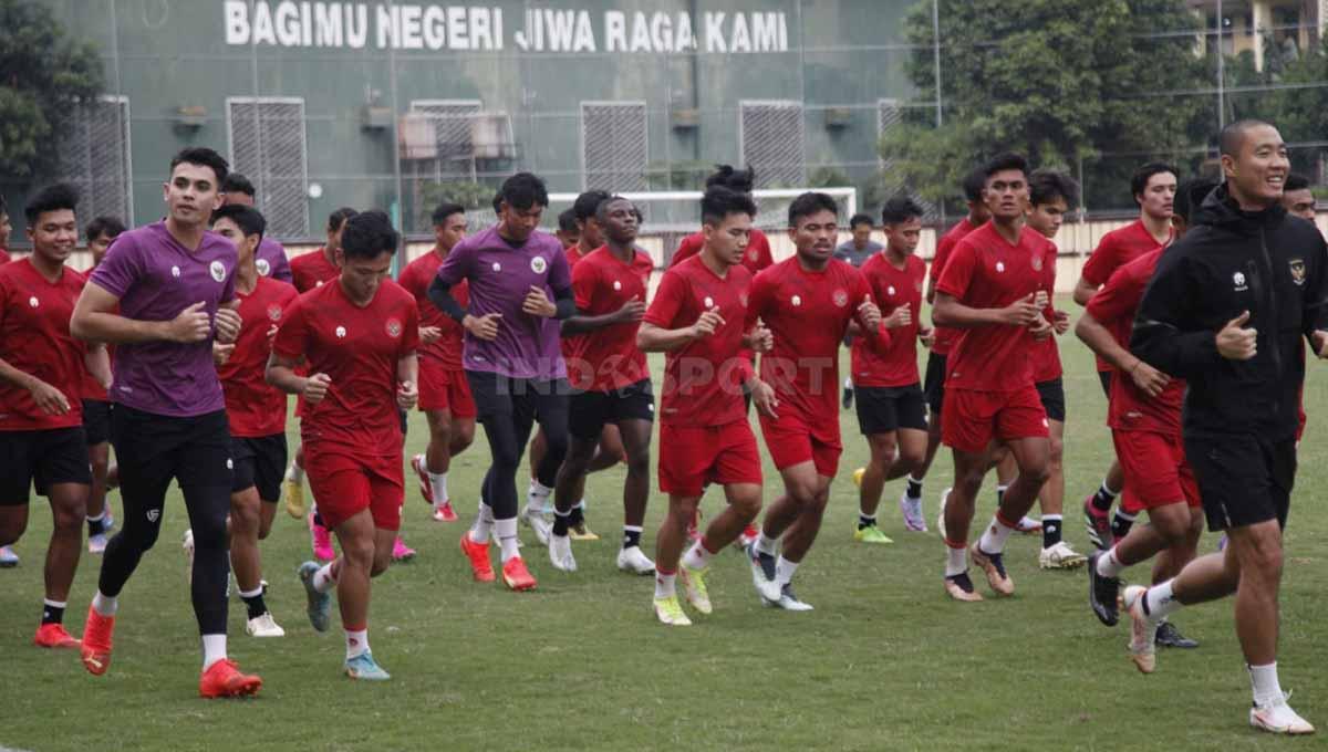 Latihan perdana Timnas Indonesia Senior sebagai persiapan laga FIFA Matchday melawan Burundi di Lapangan PTIK, Jakarta, Senin (20/03/23).