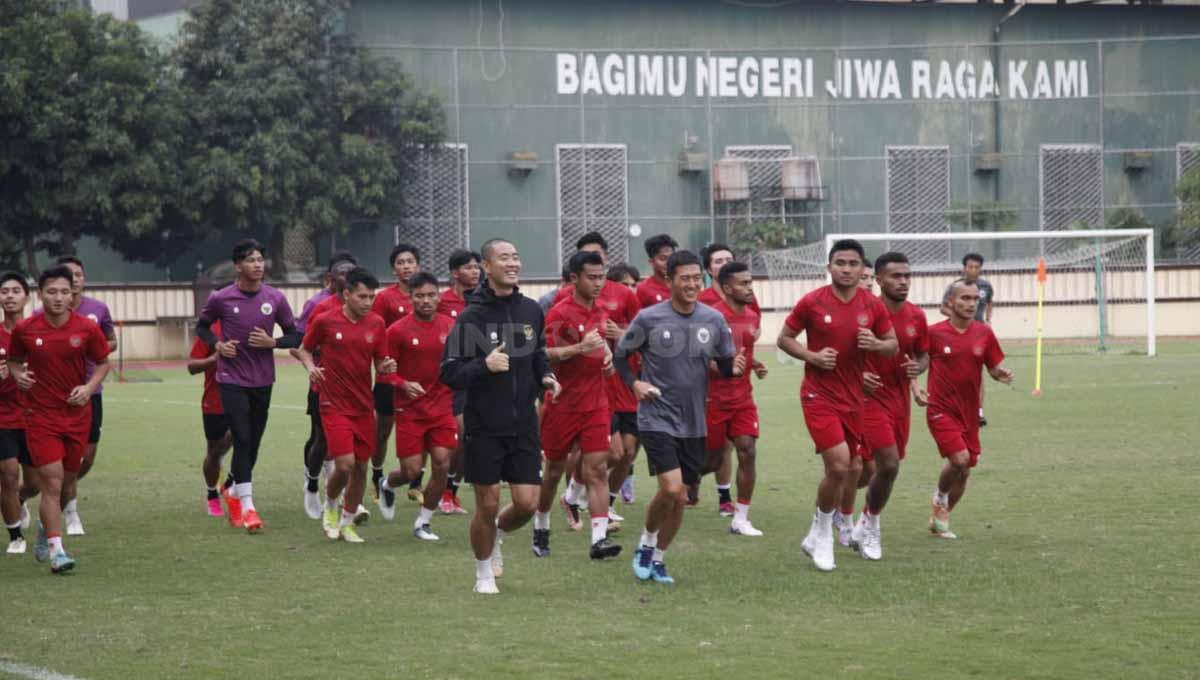 Latihan perdana Timnas Indonesia Senior sebagai persiapan laga FIFA Matchday melawan Burundi di Lapangan PTIK, Jakarta, Senin (20/03/23). - INDOSPORT