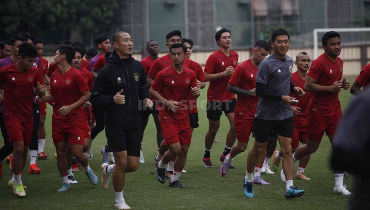 Latihan perdana Timnas Indonesia Senior sebagai persiapan laga FIFA Matchday melawan Burundi di Lapangan PTIK, Jakarta, Senin (20/03/23).