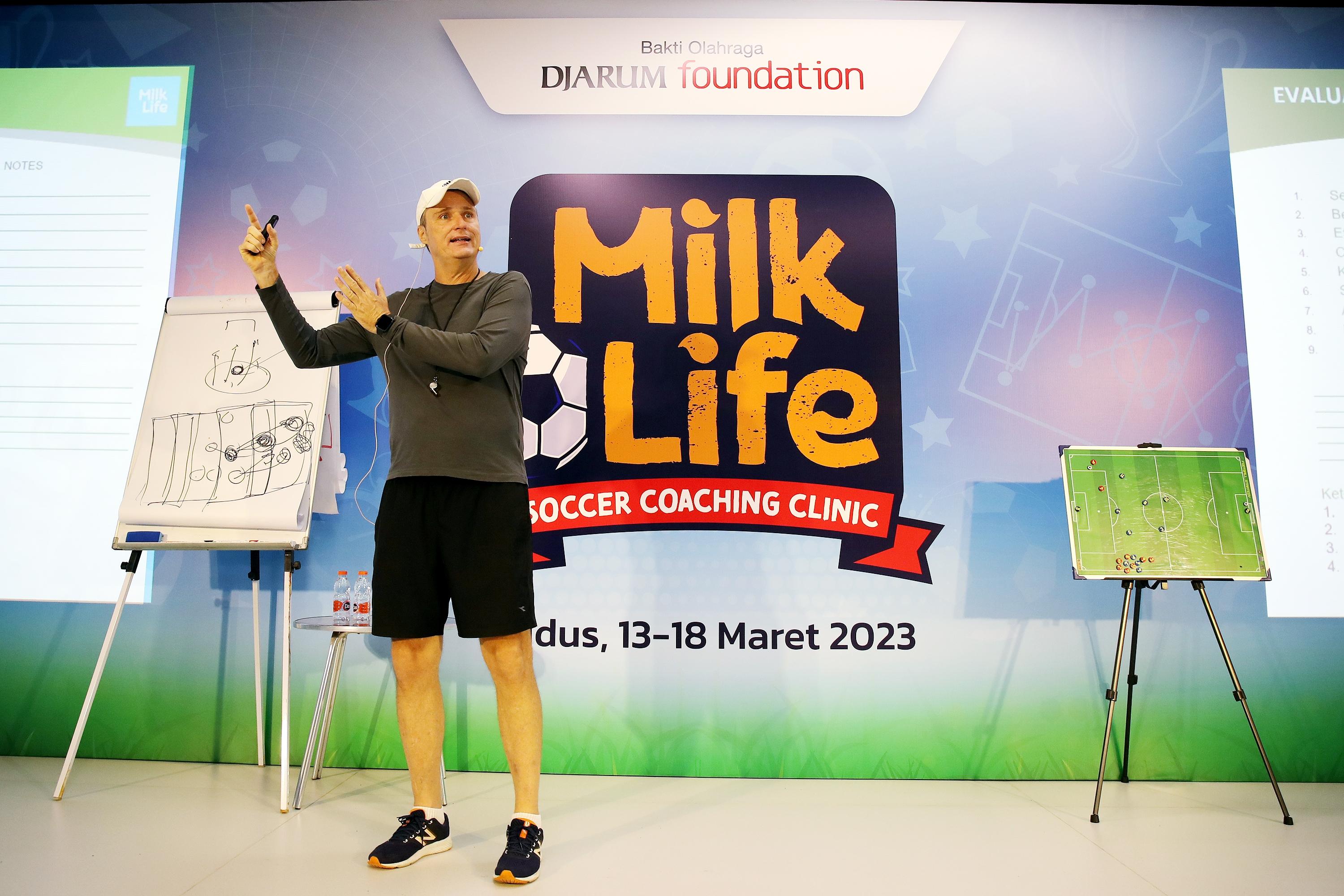 Sebanyak 45 guru olahraga tingkat sekolah dasar (SD) mengikuti program pelatihan dasar sepak bola bertajuk MilkLife Soccer Coaching Clinic oleh Timo Scheunemann.