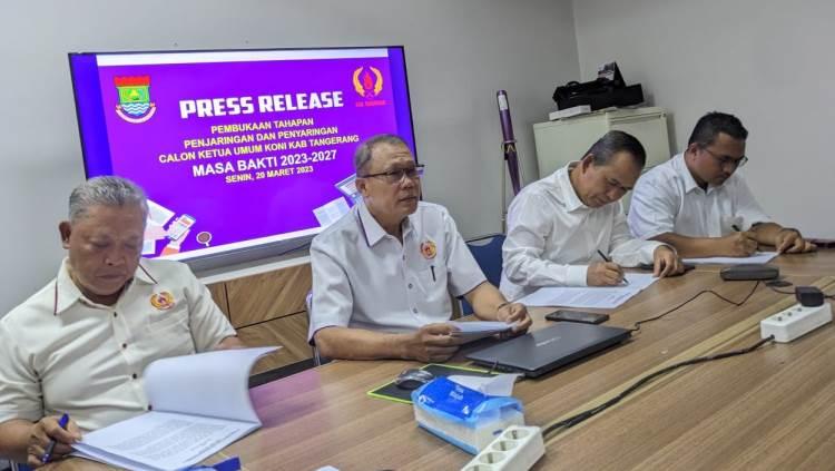 (ki-ka): Sekretaris Tim Penjaringan dan Penyaringan, Mujiyanto; Ketua Tim, Udin Saprudin; Wakil Ketua, Abdul Ganis; dan anggota, Roni Herman Permana. Foto: KONI Kabupaten Tangerang. - INDOSPORT