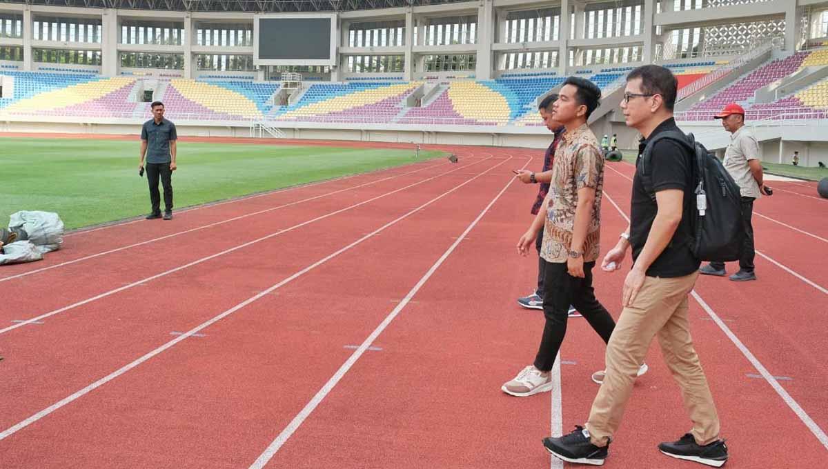 Walikota Solo, Gibran Rakabuming, menemani Wishnutama sebagai konseptor closing ceremony Piala Dunia U-20 2023 saat mengecek Stadion Manahan Solo. (Foto: Pemkot Surakarta) - INDOSPORT