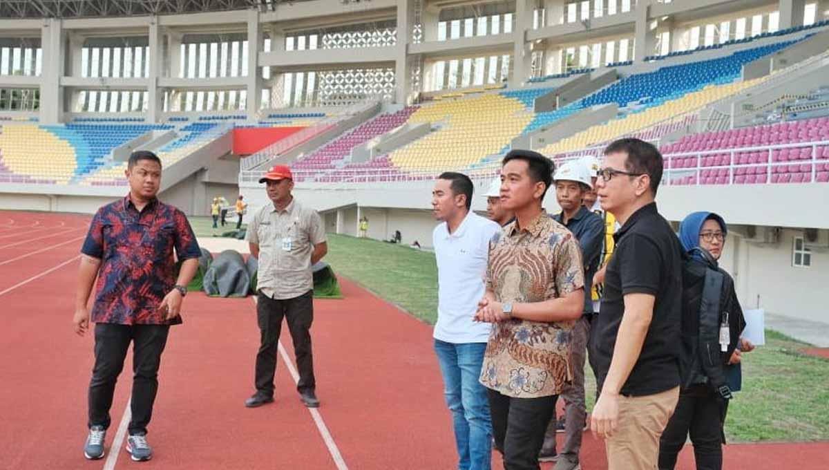 Wali Kota Solo, Gibran Rakabuming, menemani Wishnutama sebagai konseptor closing ceremony Piala Dunia U-20 2023 saat mengecek Stadion Manahan Solo. (Foto: Pemkot Surakarta)