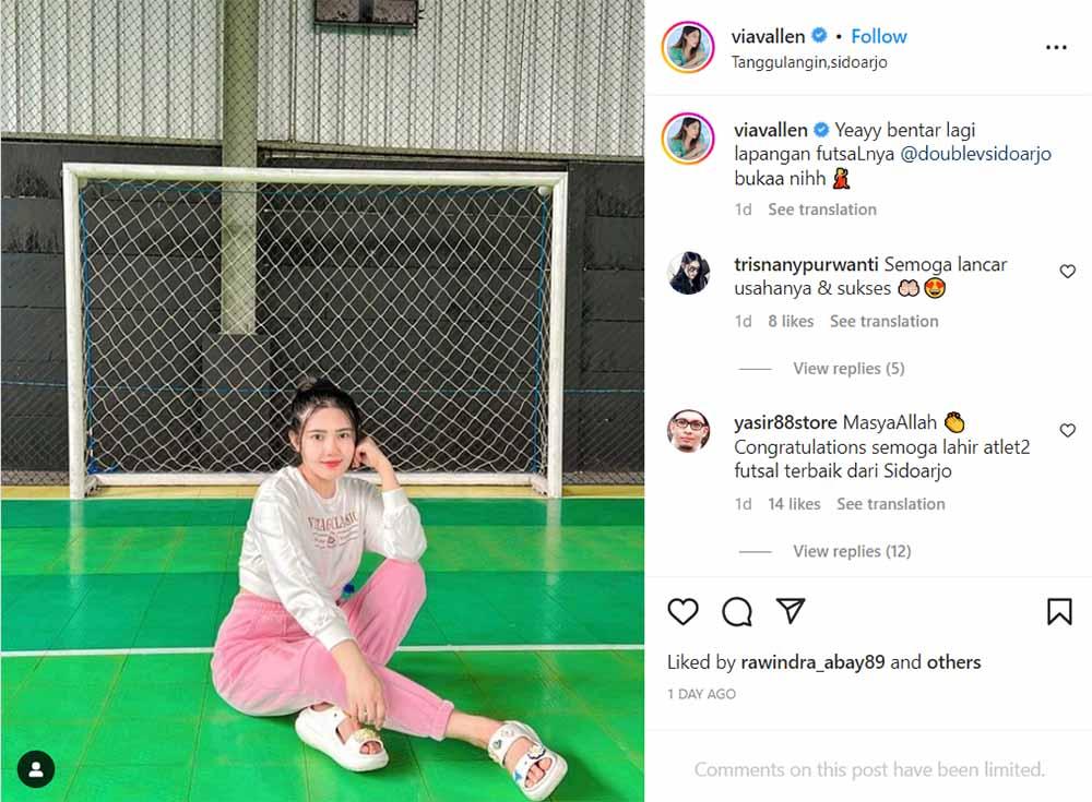 Via Vallen semringah Bangun Lapangan Futsal Megah. (Foto: Instagram@viavallen) Copyright: Instagram@viavallen