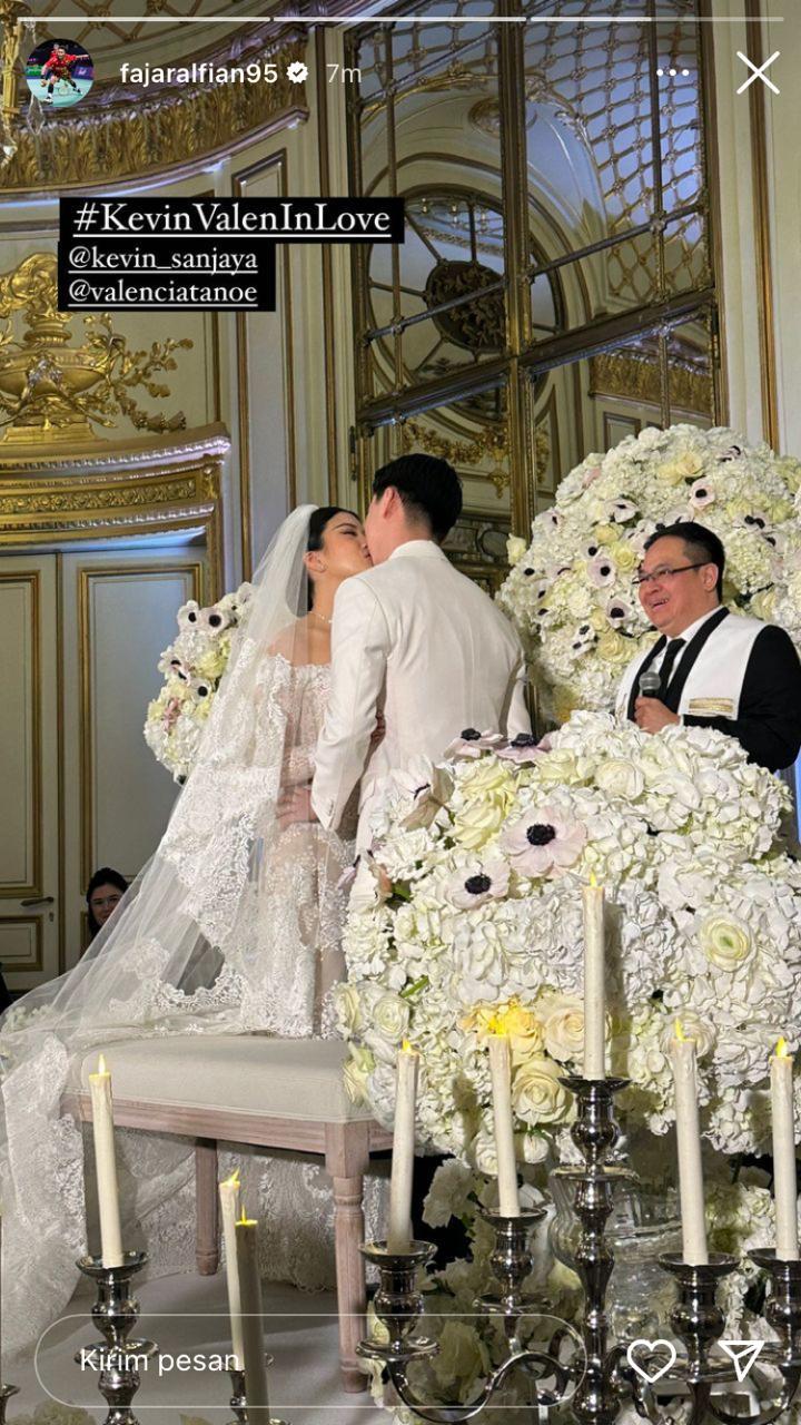 Ciuman mesra Kevin Sanjaya dan Valencia Tanoe saat sah jadi suami istri. (Foto: Instagram@fajaralfian95) Copyright: instagram @fajaralfian95