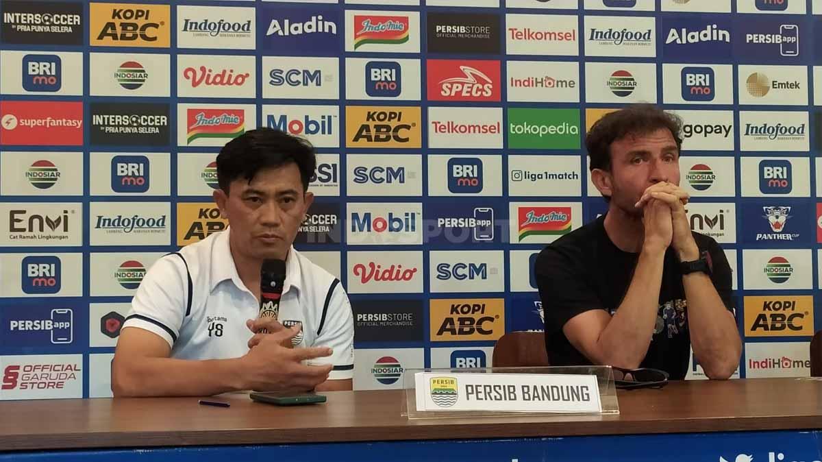 Pelatih Fisik Persib Bandung di Liga 1, Yaya Sunarya (kiri), bersama pelatih Persib, Luis Milla (kanan).