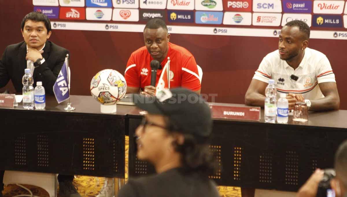 Jumpa pers Timnas Burundi jelang FIFA Matchday melawan Timnas Indonesia yang dihadiri oleh pelatih Etienne Ndayiragije dan kapten Saido Berahino di Hotel Sultan, Jakarta, Jumat (24/03/23). - INDOSPORT