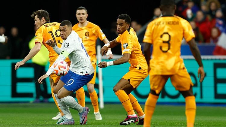 Kylian Mbappe dikawal ketat lawan di laga Prancis vs Belanda (25/03/23). (Foto: REUTERS/Gonzalo Fuentes) - INDOSPORT