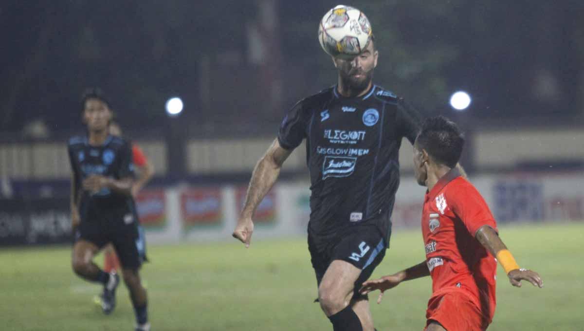 Pertandingan Liga 1 pekan ke-32 antara Arema FC melawan Borneo FC di Lapangan PTIK, Jakarta, Jumat (24/03/23).
