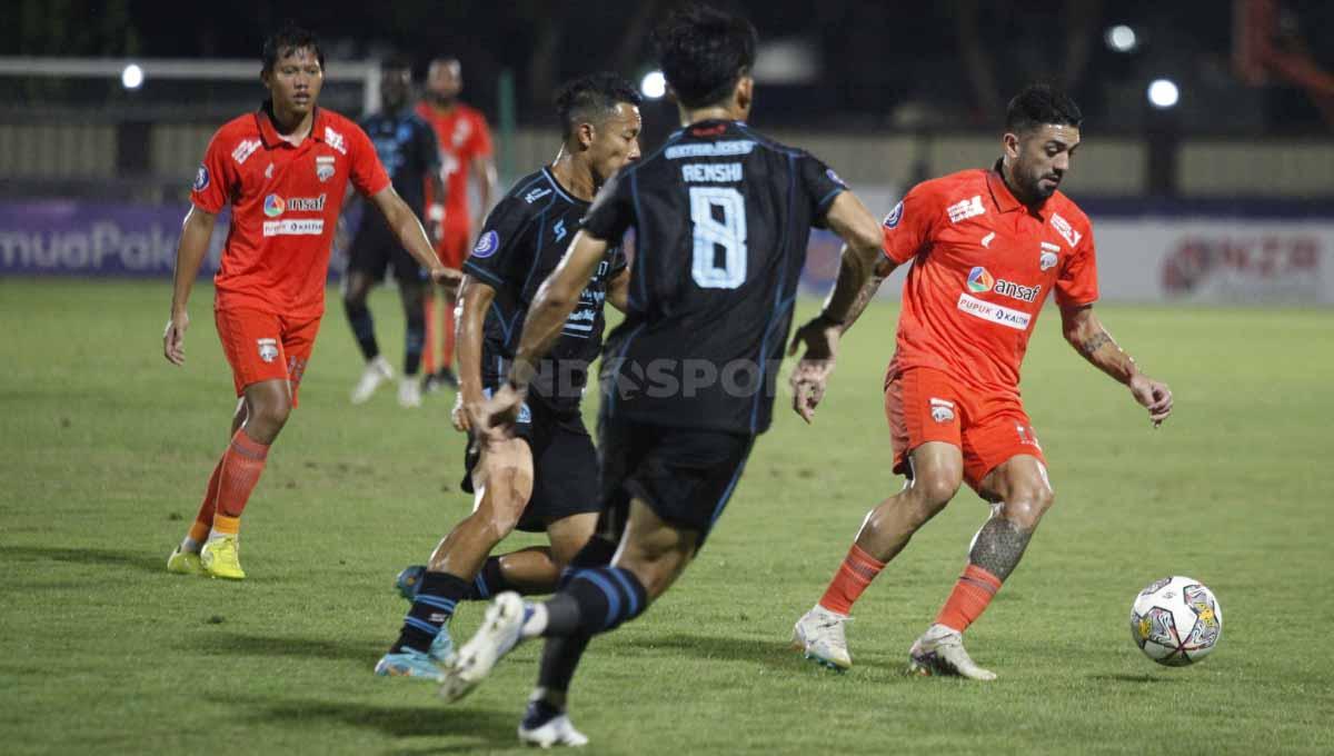 Pertandingan Liga 1 pekan ke-32 antara Arema FC melawan Borneo FC di Lapangan PTIK, Jakarta, Jumat (24/03/23).