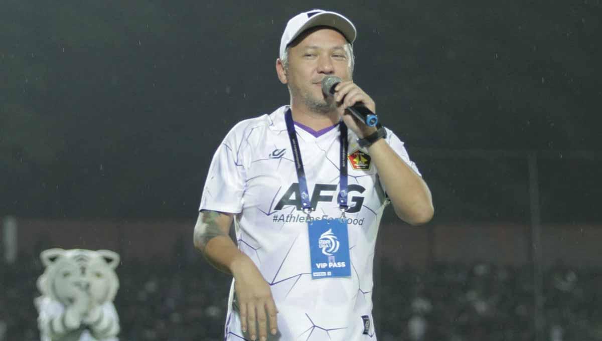 Presiden Persik Kediri, Gading Marten, memyempatkan hadir dan menyapa suporter di laga menjamu Persita Tangerang di Stadion Brawijaya. Foto: MO Persik Kediri.