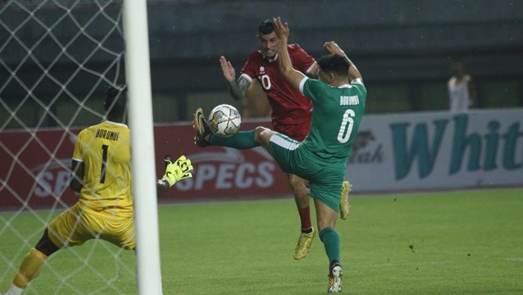 Aksi Stefano Lilipaly di pertandingan FIFA Matchday antara Timnas Indonesia vs Burundi di Stadion Patriot Candranhaga, Bekasi, Sabtu (25/03/23). Foto: Herry Ibrahim/Indosport
