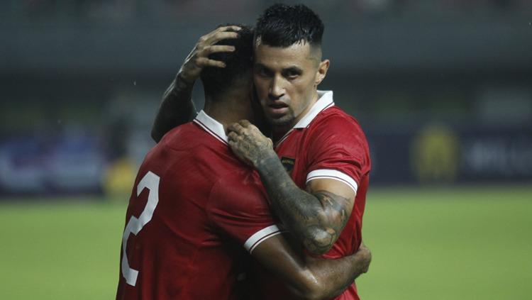 Stefano Lilipaly dan Yakob Sayuri di FIFA Matchday antara Timnas Indonesia vs Burundi di Stadion Patriot Candranhaga, Bekasi, Sabtu (25/03/23). Foto: Herry Ibrahim/Indosport