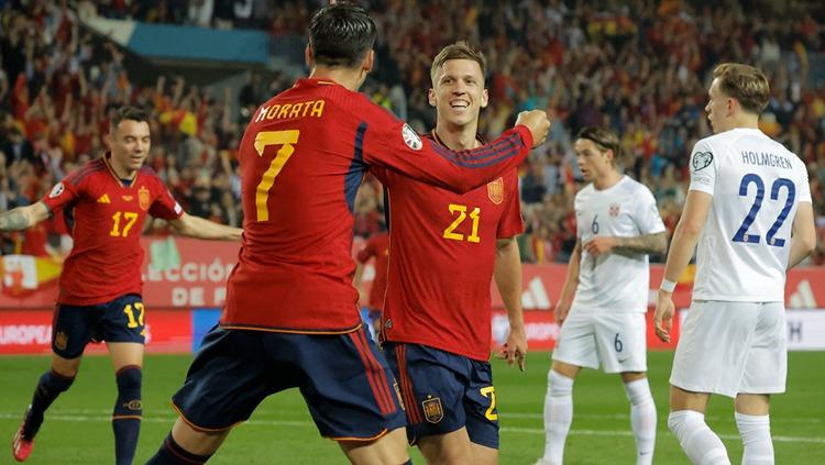Dani Olmo merayakan gol bersama Alvaro Morata di laga Spanyol vs Norwegia (26/03/23). (Foto: REUTERS/Jon Nazca) - INDOSPORT