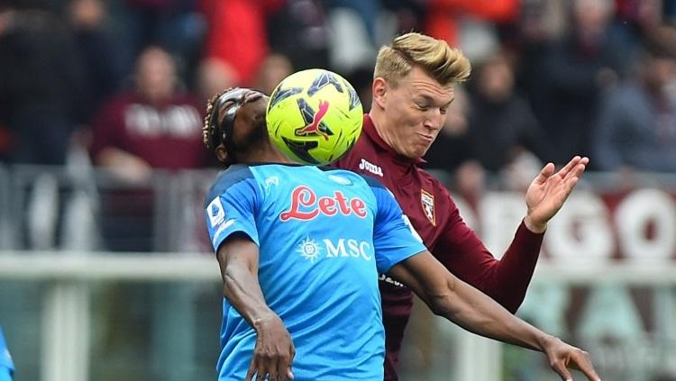 Perr Schuurs (kanan) saat beradu dengan pemain Napoli, Victor Osimhen. Foto: REUTERS/Massimo Pinca.