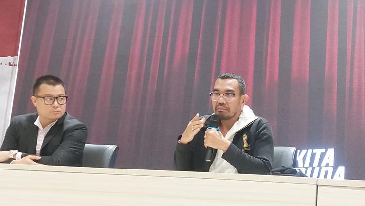 Pangerang Siahaan dan Arya Sinulingga saat menggelar konferensi pers pengumuman nasib drawing Piala Dunia U-20 2023 di Bali.