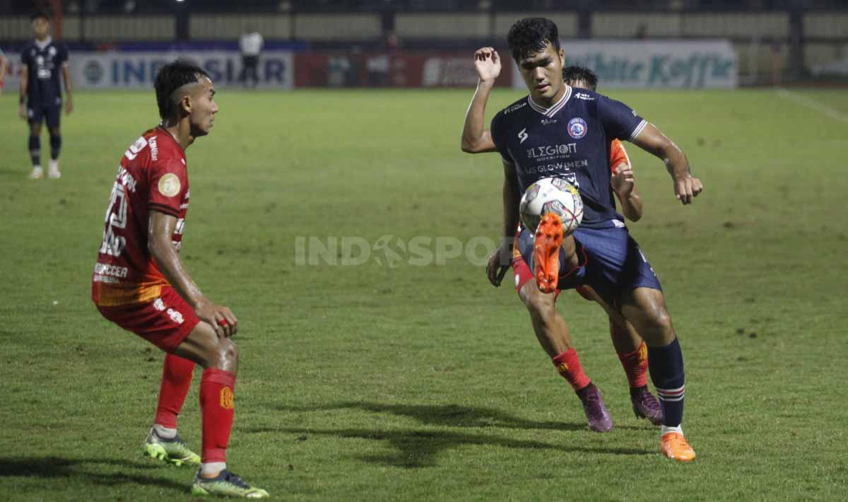 Laga tunda Liga 1 antara Arema FC melawan Bali United di Stadion PTIK, Jakarta, Senin (27/03/23). - INDOSPORT