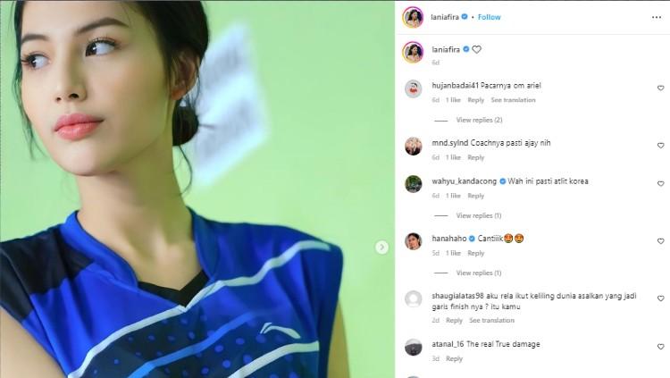 Artis cantik Indonesia, Lania Fira, baru saja bermain bulutangkis. Dia tampak berjersey biru bak atlet pelantas PBSI, yang membuatnya banjir pujian.