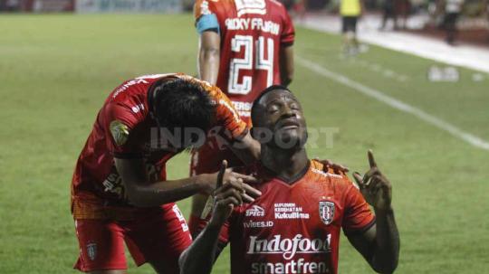 Laga tunda Liga 1 antara Arema FC melawan Bali United di Stadion PTIK, Jakarta, Senin (27/03/23).