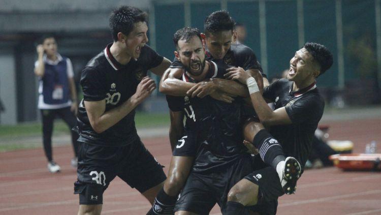 Selebrasi Jordi Amat usai cetak gol kedua Timnas Indonesia ke gawang Burundi - INDOSPORT