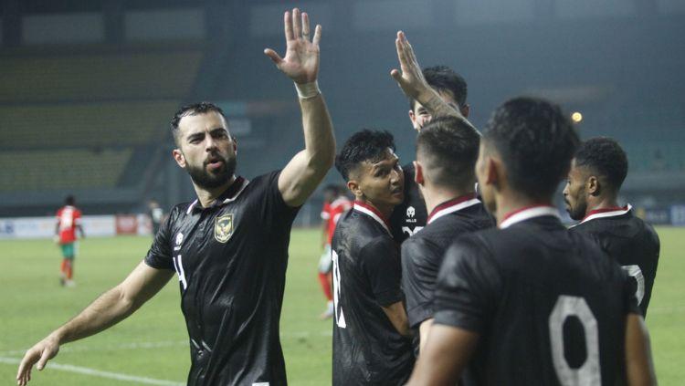 Jordi Amat dan para pemain Timnas Indonesia saat merayakan gol ke gawang Burundi.