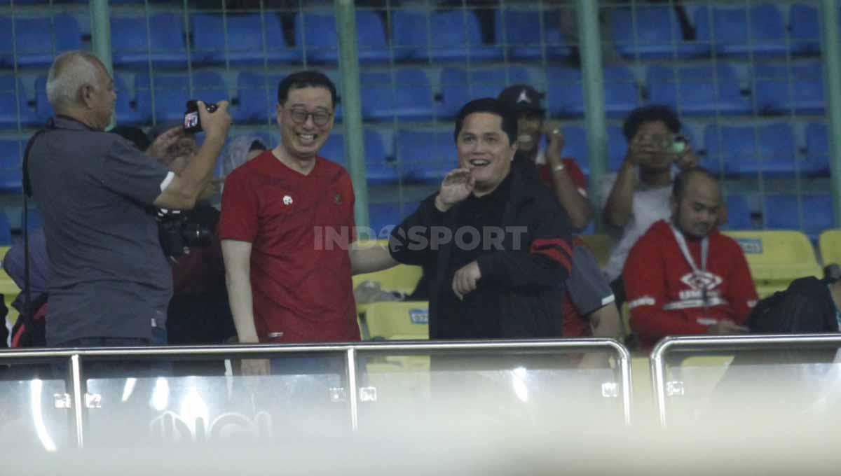 Erick Thohir hadir dalam laga FIFA Matchday antara Timnas Indonesia vs Burundi di stadion Patriot, Selasa (28/03/23).