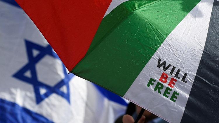 Lambang bendera Israel dan warna bendera Palestina. (Foto: REUTERS/Toby Melville) - INDOSPORT