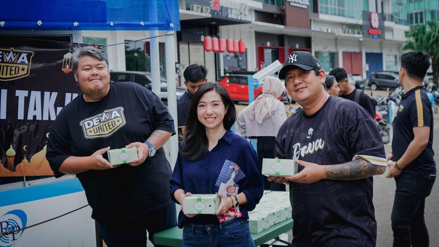 Klub Liga 1, Dewa United, mengadakan kegiatan yang bertajuk 'Dewa United Berbagi Takjil' yang dilakukan pada hari keenam di bulan Ramadan, Selasa (28/03/23).