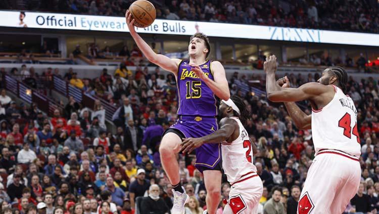 Bintang muda Lakers, Austin Reaves (kiri) melakukan layups saat melawan Bulls (Foto: Reuters/USA TODAY Sports)