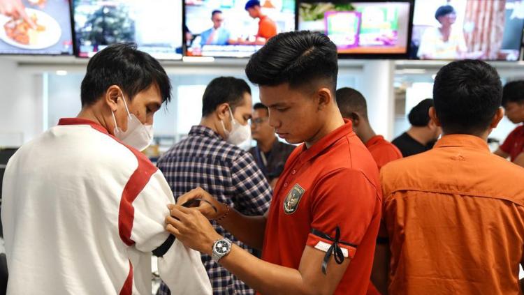 Para pemain Timnas Indonesia kenakan pita hitam usai Indonesia batal jadi tuan rumah Piala Dunia U-20 2023.