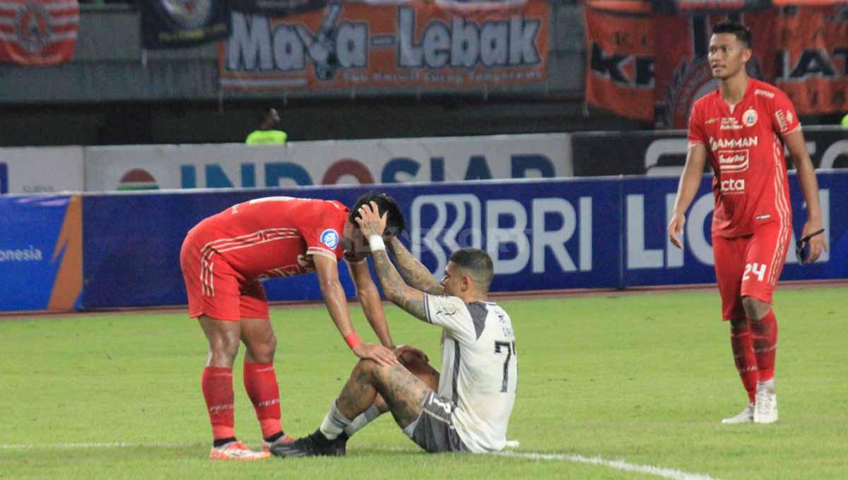 Sikap sportif ditunjukan pemain Persija Jakarta Firza Andika dan striker Persib Bandung Ciro Alves usai laga tunda Liga 1 pekan ke-28 di Stadion Patriot Candrabhaga, Bekasi, Jumat (31/03/23).