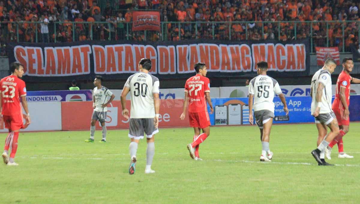 Spanduk ucapan selamat datang untuk tim Persib Bandung dari suporter Persija Jakarta, Jakmania pada laga tunda Liga 1 pekan ke-28 di Stadion Patriot Candrabhaga, Bekasi, Jumat (31/03/23).
