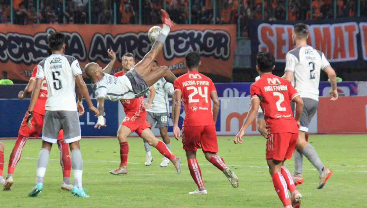 Striker Persib David da Silva (tengah) melakukan tendang salto ke gawang Persija Jakarta pada laga tunda Liga 1 pekan ke-28 di Stadion Patriot Candrabhaga, Bekasi, Jumat (31/03/23).