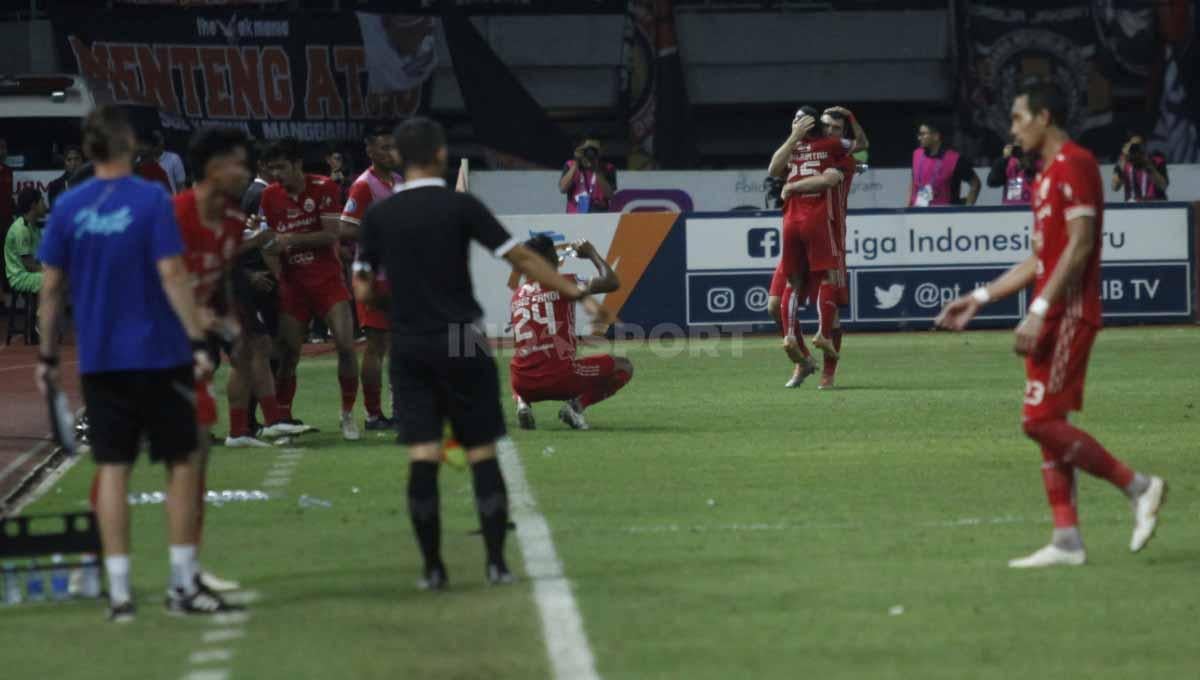 Selebrasi pemain Persija Jakarta usai Riko Simanjuntak mencetak gol pertama ke gawang Persib Bandung pada laga tunda Liga 1 pekan ke-28 di Stadion Patriot Candrabhaga, Bekasi, Jumat (31/03/23).