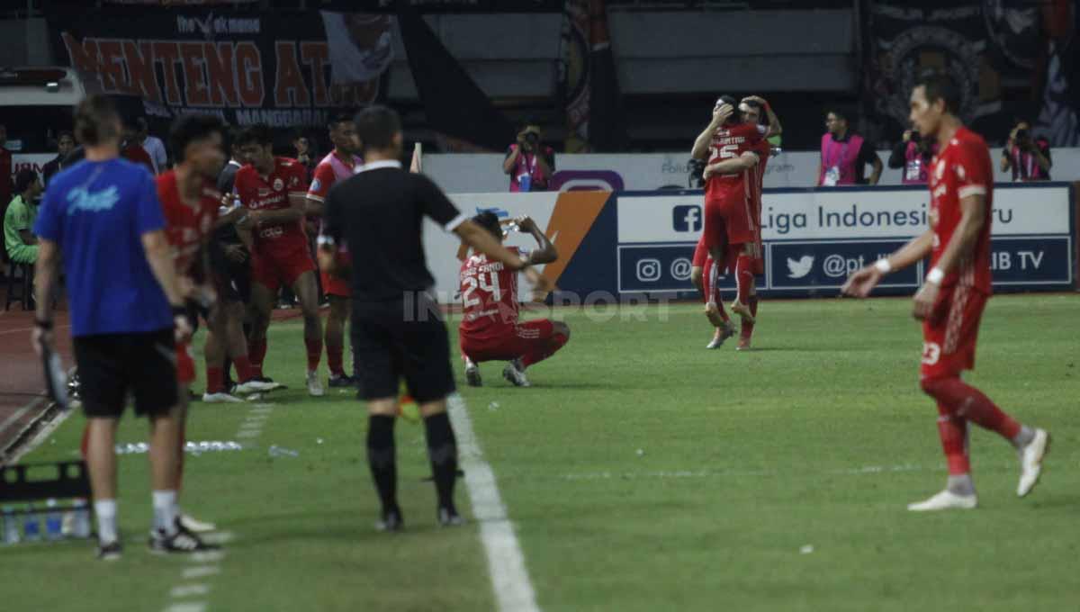 Selebrasi pemain Persija Jakarta usai Riko Simanjuntak mencetak gol pertama ke gawang Persib Bandung pada laga tunda Liga 1 pekan ke-28 di Stadion Patriot Candrabhaga, Bekasi, Jumat (31/03/23).