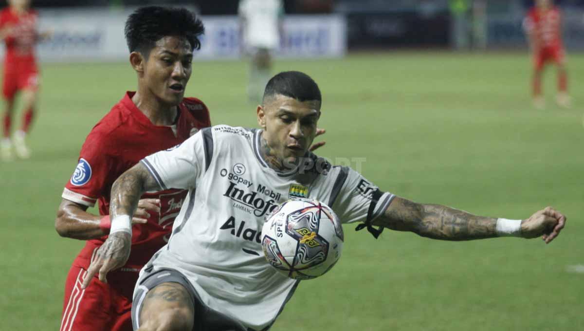 Bek Persija Jakarta Firza Andika (kiri) menjaga ketat pergerakan striker Persib Bandung Ciro Alves pada laga tunda Liga 1 pekan ke-28 di Stadion Patriot Candrabhaga, Bekasi, Jumat (31/03/23).