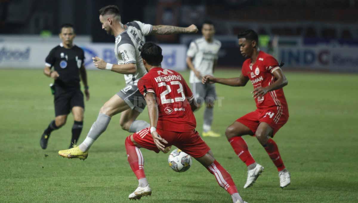 Gelandang Persib Marc Klok mencoba melewati hadangan dua pemain Persija Jakarta pada laga tunda Liga 1 pekan ke-28 di Stadion Patriot Candrabhaga, Bekasi, Jumat (31/03/23).
