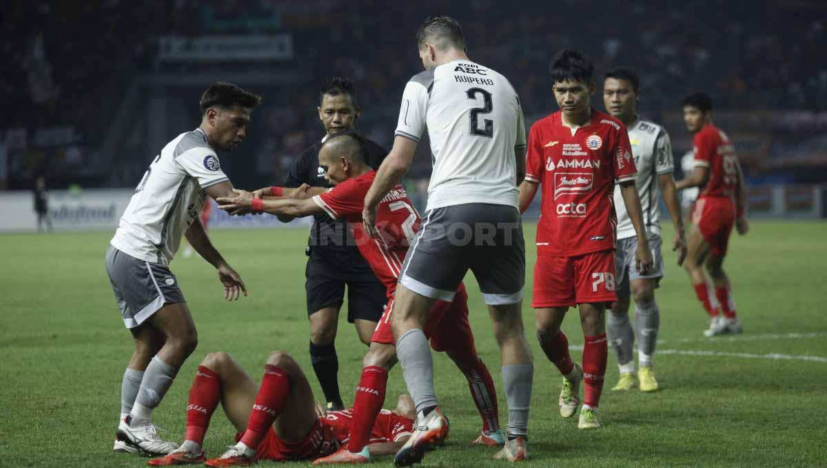 Pemain Persija Jakarta dan Persib Bandung terlihat bersitegang pada laga tunda Liga 1 pekan ke-28 di Stadion Patriot Candrabhaga, Bekasi, Jumat (31/03/23).